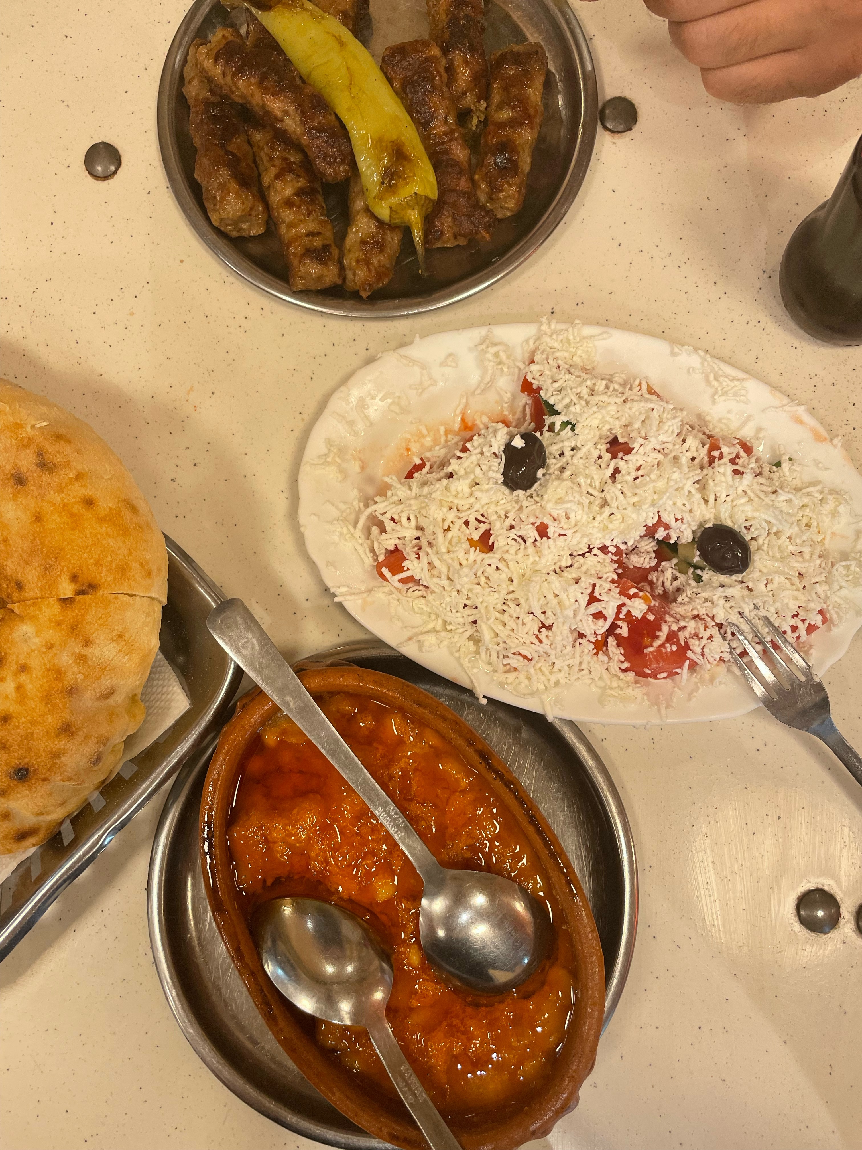 Kuzey Makedonya/Üsküp’teki Tarihi Türk çarşısı, meşhur köftesi. Tavsiye mekan Kosmos köfte. Masada çekilmiş fotoğraftakiler Güveçte fasulye, Şopska Salatası ve meşhur köfte&nbsp;