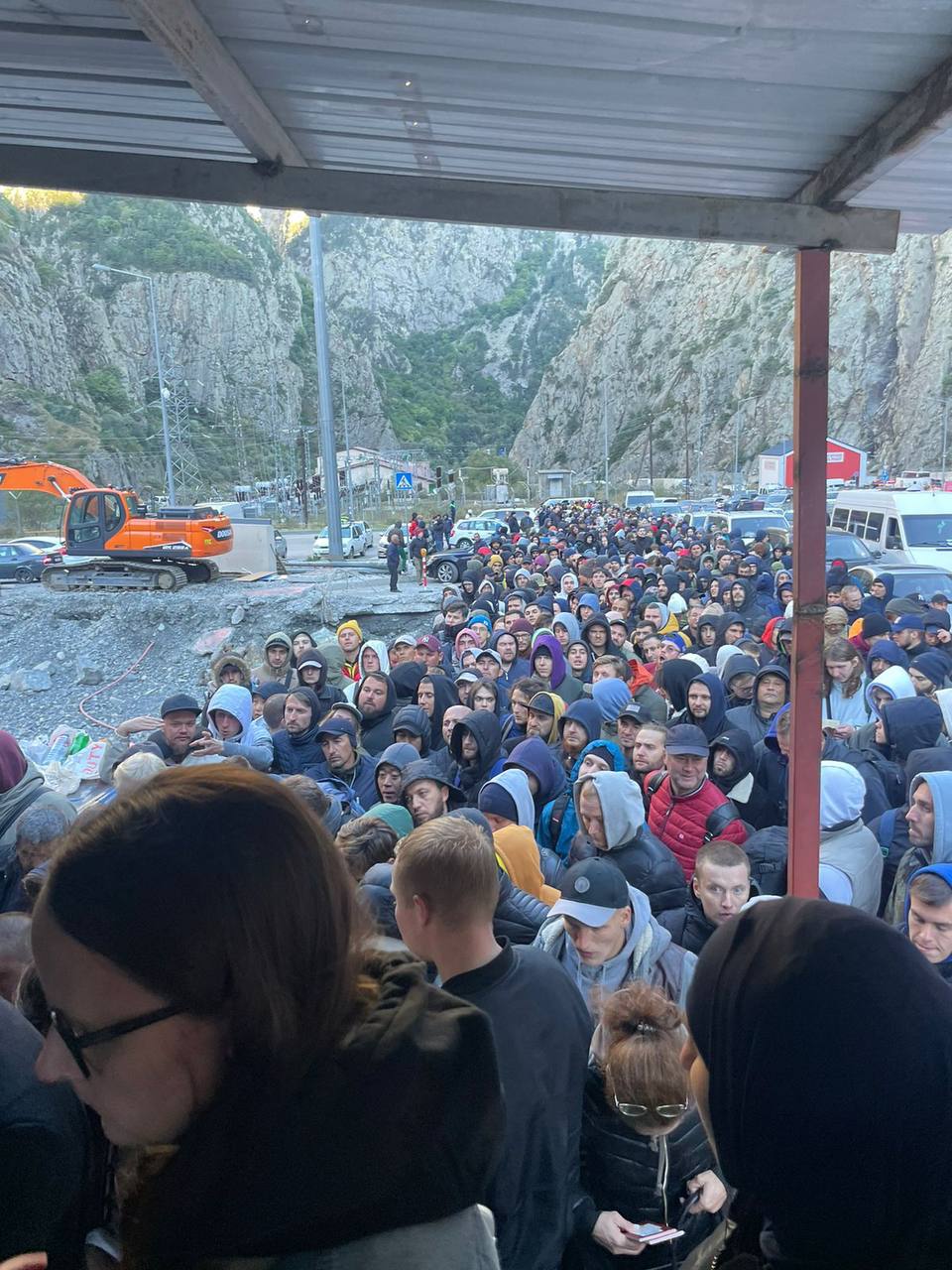 Sınırdan biriken yüzlerce insan mevcut.