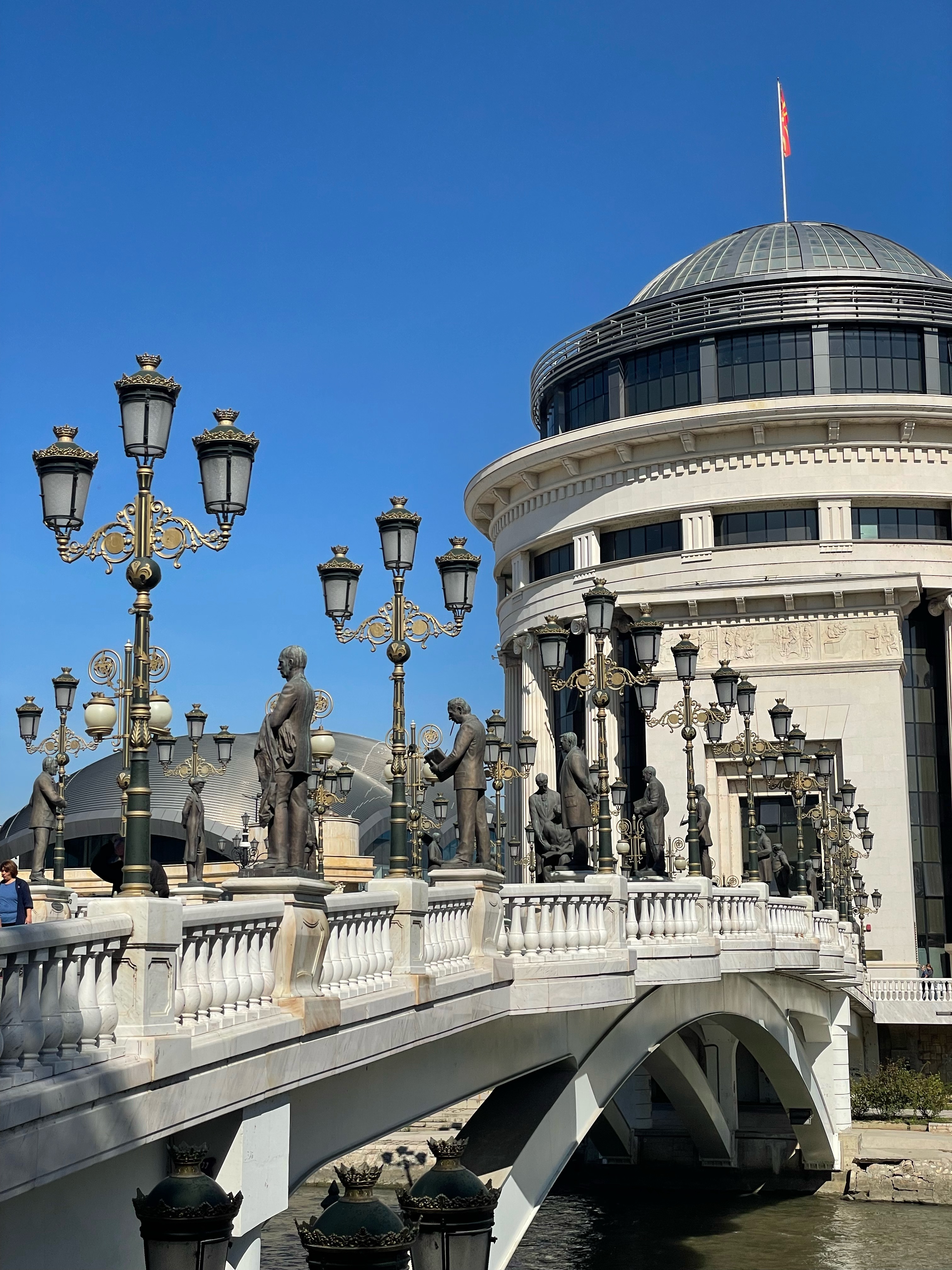 Üsküp Büyük İskender Meydanı'na çıkan Taşköprü