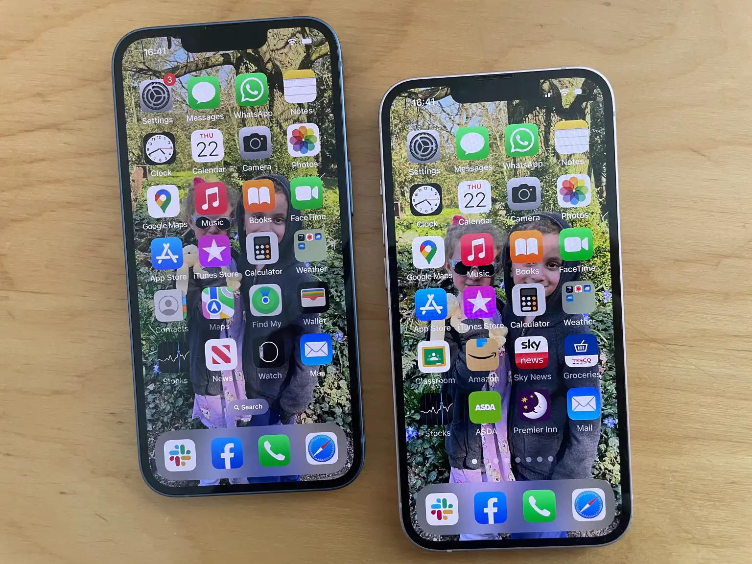 iPhone 14 (solda) ile iPhone 13 (sağda) arasında çok az görsel farklılık bulunuyor.