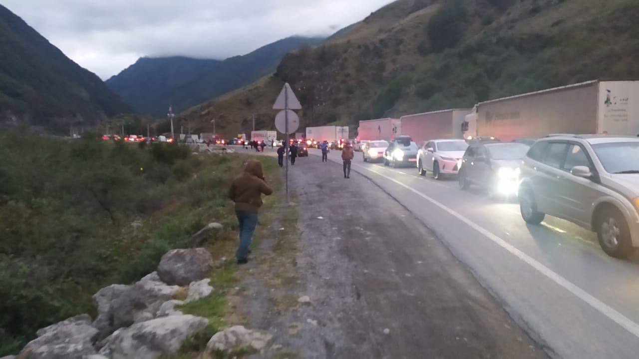 Kırım'dan çıkış yapmaya çalışan insanlar uzun kuyruklar oluşturdu.