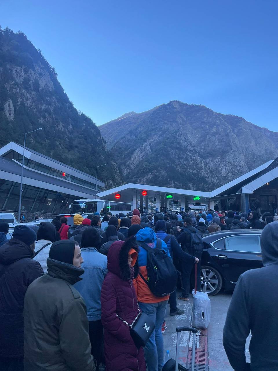 Sınırda bekleyen kalabalık